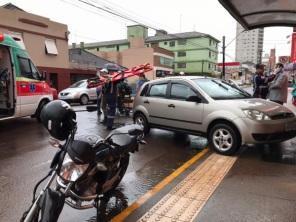 Colisão entre carro e moto deixa duas pessoas feridas no Centro de Cruz Alta