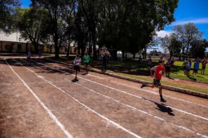 Atletismo reúne estudantes da rede municipal no CEM 2026 em Cruz Alta