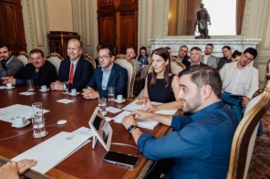 Comitiva Cruz-altense é recebida pelo governador em exercício Gabriel Souza 