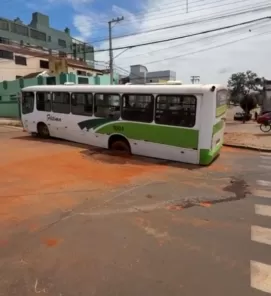 Ônibus afunda em buraco da Corsan e fica atolado em cruzamento no Centro
