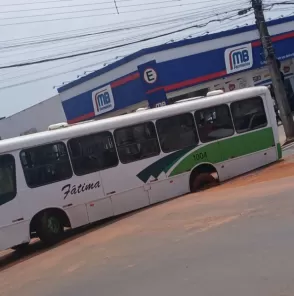 Ônibus afunda em buraco da Corsan e fica atolado em cruzamento no Centro