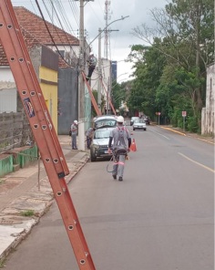 Mutirão realiza remoção de fios excedentes em postes da Pinheiro Machado