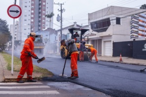 PRA FRENTE CRUZ ALTA> Rua Coronel Martins no Centro, recebe novo asfalto