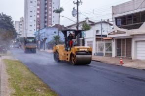 PRA FRENTE CRUZ ALTA> Rua Coronel Martins no Centro, recebe novo asfalto