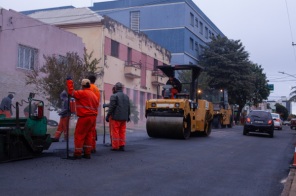 PRA FRENTE CRUZ ALTA> Rua Coronel Martins no Centro, recebe novo asfalto