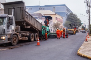 PRA FRENTE CRUZ ALTA> Rua Coronel Martins no Centro, recebe novo asfalto