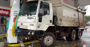 Caminhão atinge bomba e provoca princípio de incêndio em posto na BR-285