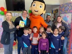 Gibis da turminha do Erico são entregues para mais escolas em Cruz Alta
