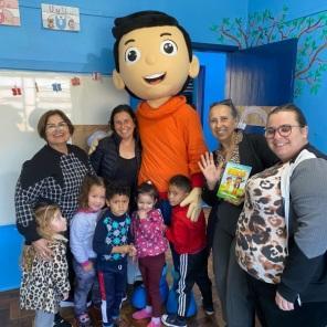 Gibis da turminha do Erico são entregues para mais escolas em Cruz Alta