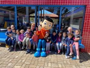 Gibis da turminha do Erico são entregues para mais escolas em Cruz Alta