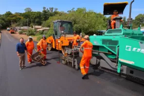 Prefeitura avança em obras de pavimentação e vice-prefeito acompanha serviços