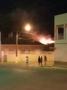 Incêndio de grandes proporções atinge padaria em Júlio de Castilhos