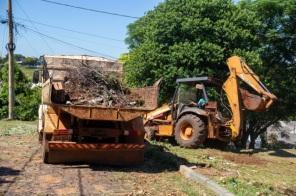 BAIRRO ALIANÇA: Equipes da Prefeitura e empresa realizaram limpeza geral