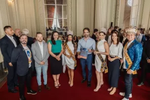 Corte do Carnaval de Cruz Alta entrega convites a lideranças do Estado