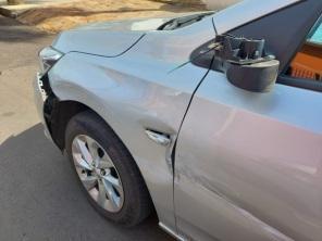 Caminhão Baú danifica veículos estacionados na João Manoel em Cruz Alta
