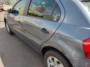 Caminhão Baú danifica veículos estacionados na João Manoel em Cruz Alta