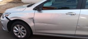 Caminhão Baú danifica veículos estacionados na João Manoel em Cruz Alta