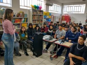 Centro de Referência Maria Mulher visita a Escola Municipal Carlos Gomes