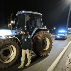 DE TRATOR PRO PARAGUAI: Jovem é flagrado dirigindo trator por dois dias