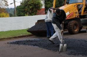 Secretaria de Obras realiza tapa-buraco na vila Lizabel