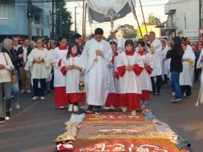Corpus Christi reúne fiéis em caminhada de fé e solidariedade em Cruz Alta