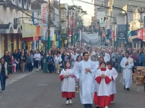 Corpus Christi reúne fiéis em caminhada de fé e solidariedade em Cruz Alta