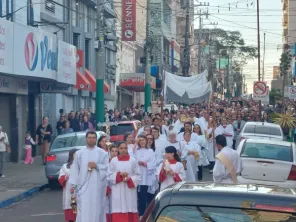 Corpus Christi reúne fiéis em caminhada de fé e solidariedade em Cruz Alta