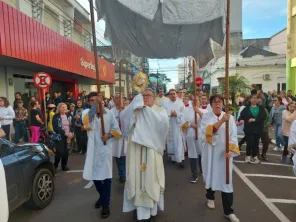 Corpus Christi reúne fiéis em caminhada de fé e solidariedade em Cruz Alta