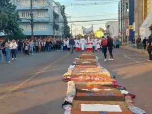 Corpus Christi reúne fiéis em caminhada de fé e solidariedade em Cruz Alta