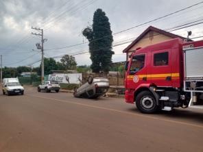 Carro capota na Vila Nova na manhã desta quinta-feira