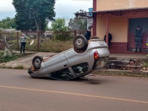 Carro capota na Vila Nova na manhã desta quinta-feira