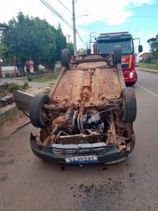 Carro capota na Vila Nova na manhã desta quinta-feira
