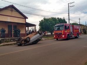 Carro capota na Vila Nova na manhã desta quinta-feira