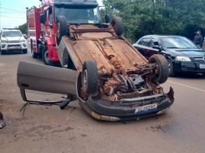 Carro capota na Vila Nova na manhã desta quinta-feira