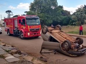 Carro capota na Vila Nova na manhã desta quinta-feira