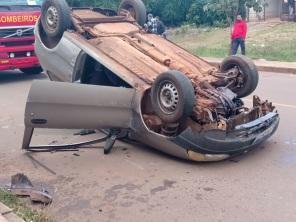 Carro capota na Vila Nova na manhã desta quinta-feira