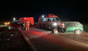 SANTA BÁRBARA> Colisão frontal deixa uma mulher morta e dois feridos graves 