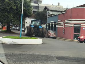 Rodado de trator quebra gradil de ponte na Borges de Medeiros em Cruz Alta