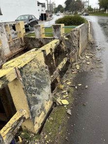 Rodado de trator quebra gradil de ponte na Borges de Medeiros em Cruz Alta