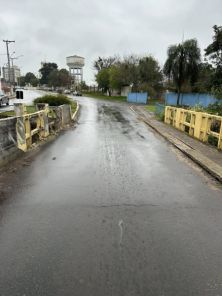 Rodado de trator quebra gradil de ponte na Borges de Medeiros em Cruz Alta