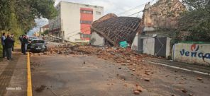 SEM FERIDOS> Casa antiga desaba, derruba poste e atinge carro em Cruz Alta