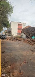 SEM FERIDOS> Casa antiga desaba, derruba poste e atinge carro em Cruz Alta