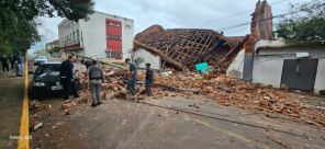 SEM FERIDOS> Casa antiga desaba, derruba poste e atinge carro em Cruz Alta