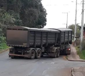 Carreta fica retida e causa transtornos na Rua Edwina Rosa, em Cruz Alta