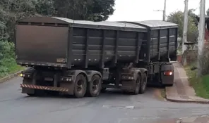 Carreta fica retida e causa transtornos na Rua Edwina Rosa, em Cruz Alta