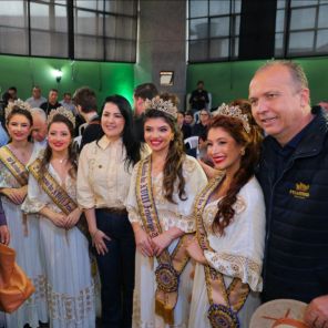 Comitiva da Fenatrigo entrega convite oficial ao governador na Expointer