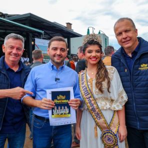 Comitiva da Fenatrigo entrega convite oficial ao governador na Expointer