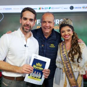 Comitiva da Fenatrigo entrega convite oficial ao governador na Expointer