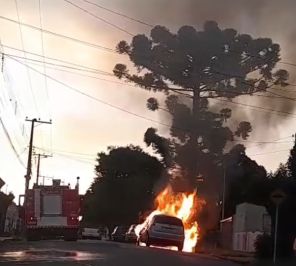INCÊNDIO> Carro pega fogo no Bairro Ferroviário em Cruz Alta 