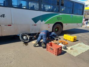 Acidente entre ônibus e motocicleta deixa ferido em rotatória do centro 